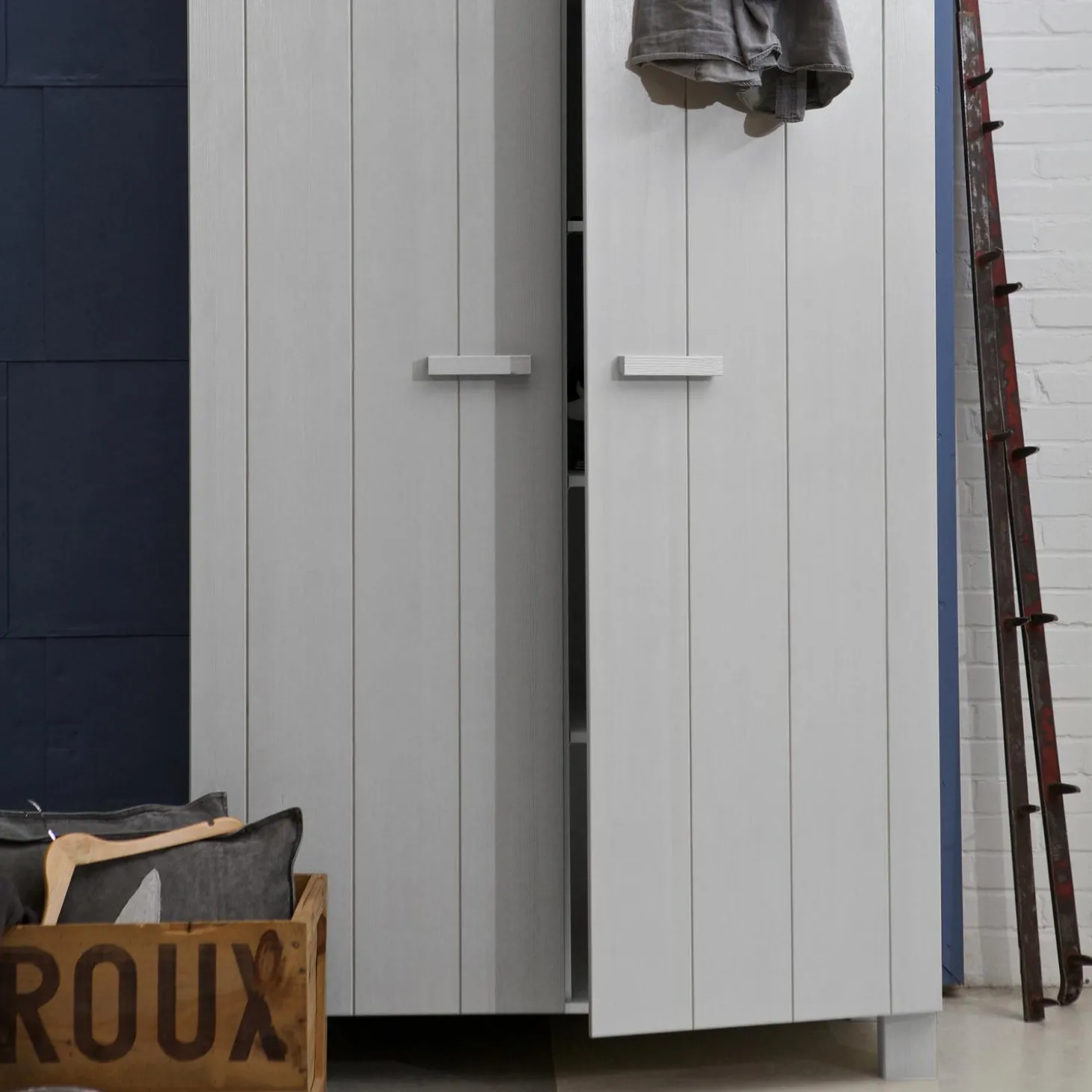 dennis-kast-grenen-betongrijs-QBdPhciv-1.webp Outlet WOOOD Dennis Kast Grenen Betongrijs