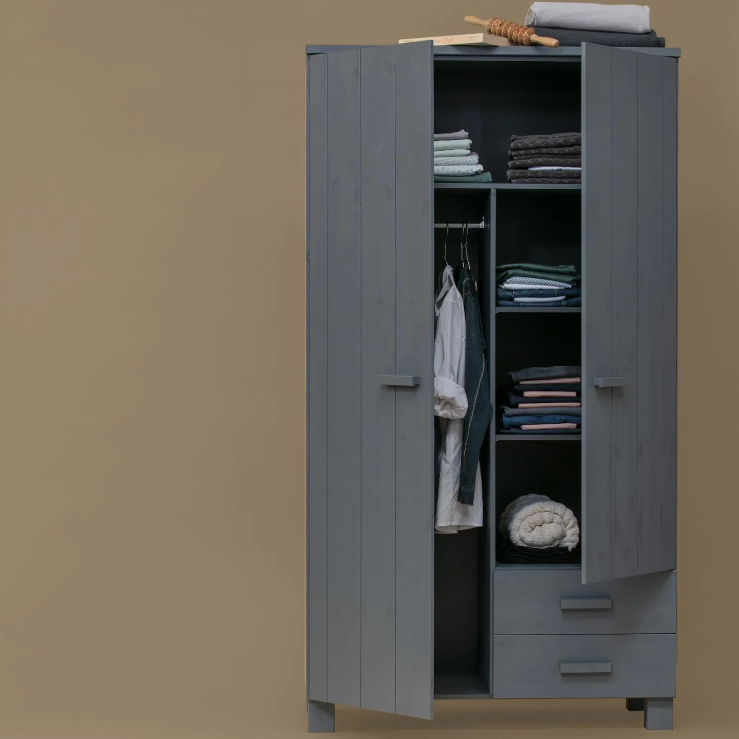 dennis-kast-met-laden-grenen-s-TJkOjGsc-1.webp Clearance WOOOD Dennis Kast Met Laden Grenen Steel Grey Staalgrijs