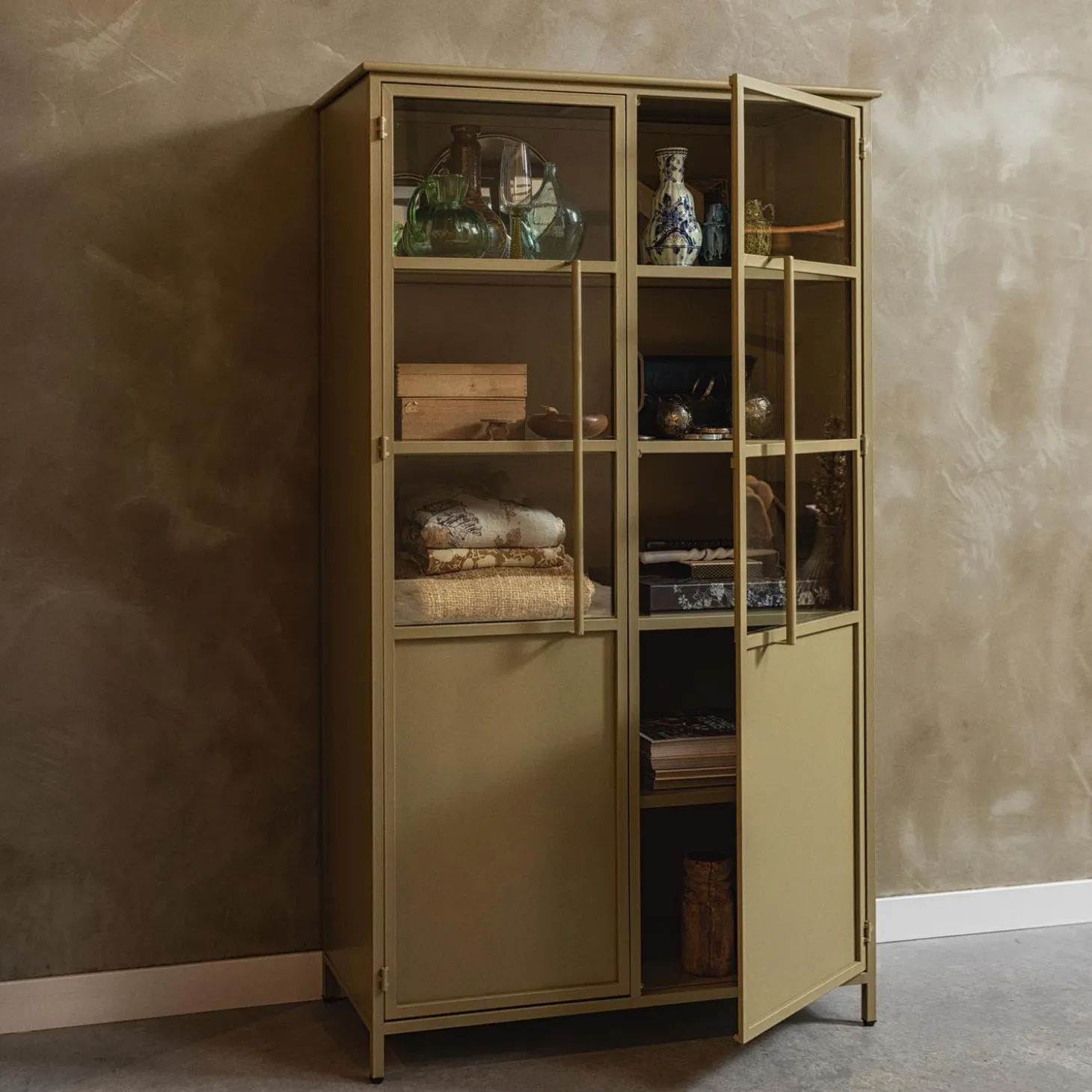 exhibit-vitrinekast-metaal-kha-nJytUPHO-3.webp Fashion WOOOD Exhibit Vitrinekast Metaal Khaki