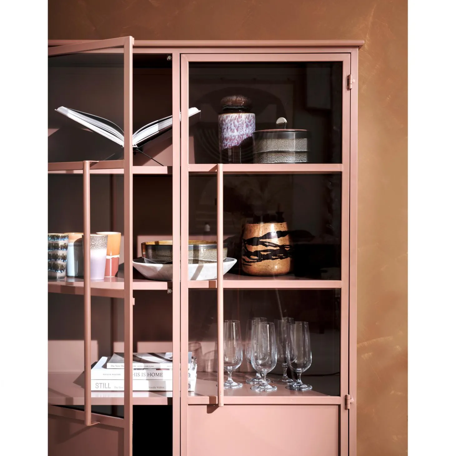 exhibit-vitrinekast-metaal-tan-VhLjFFKJ-2.webp New WOOOD Exhibit Vitrinekast Metaal Tan