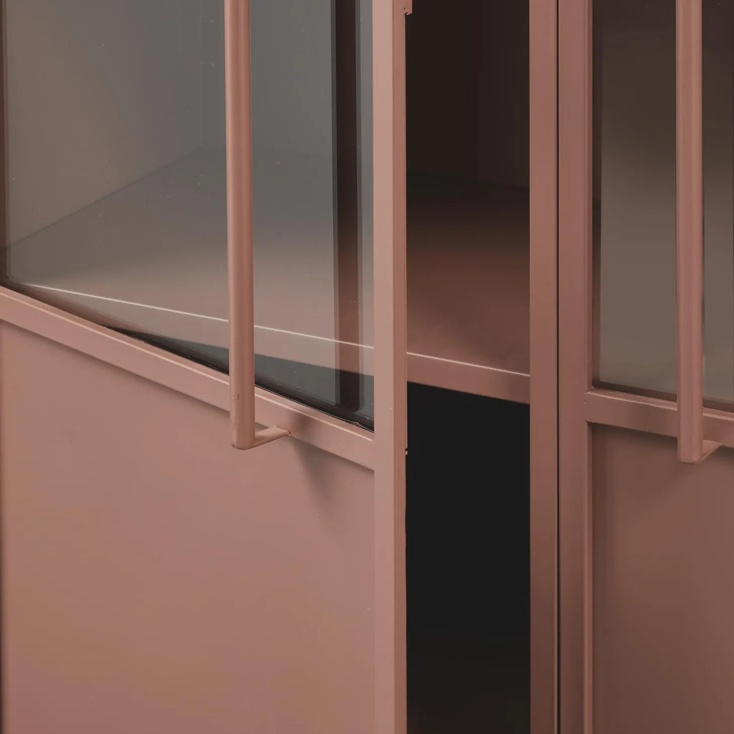 exhibit-vitrinekast-metaal-tan-VhLjFFKJ-5.webp New WOOOD Exhibit Vitrinekast Metaal Tan