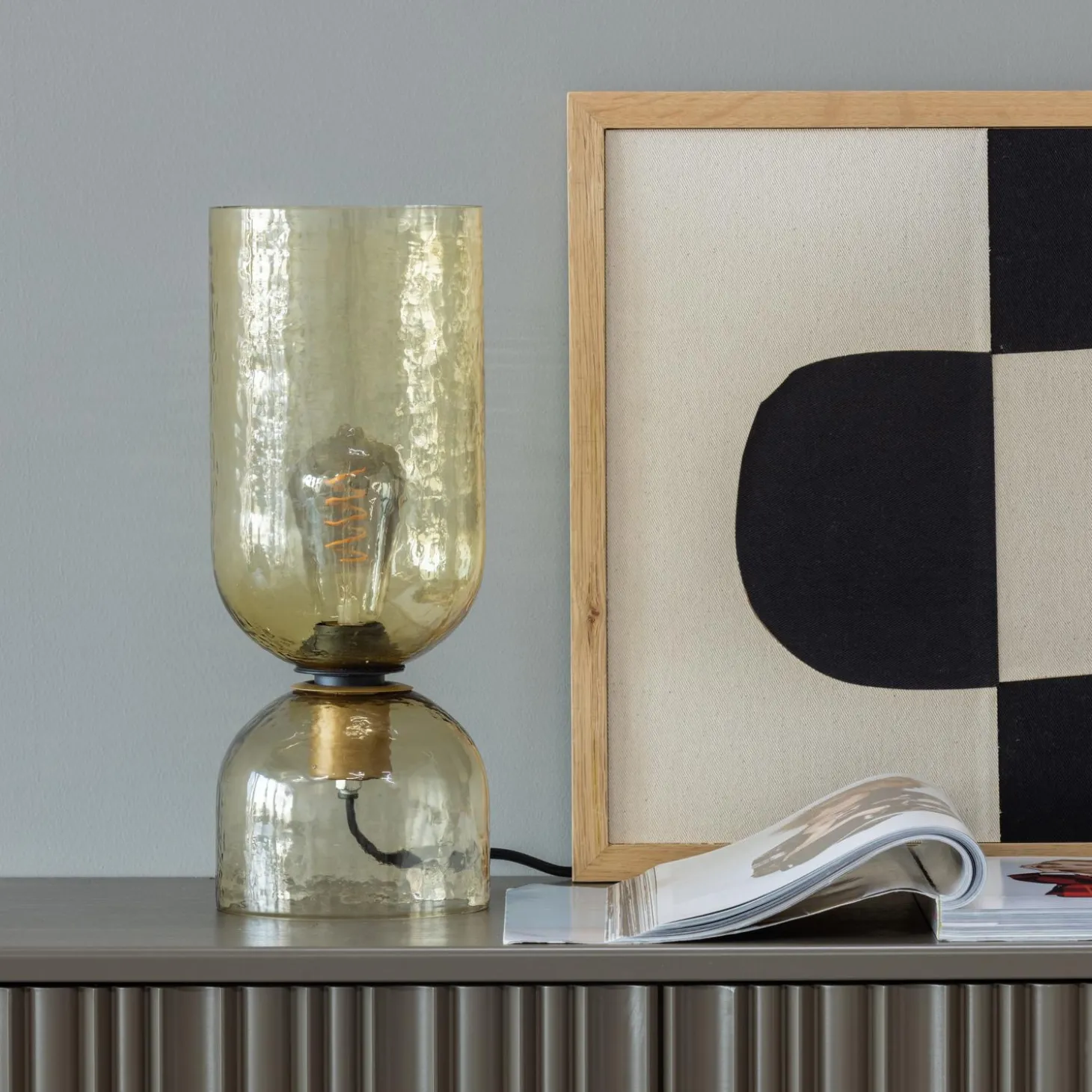 gigi-tafellamp-gehamerd-glas-3-siOiXHGV-2.webp Discount WOOOD Gigi Tafellamp Gehamerd Glas 38 X Ø 15 Cm