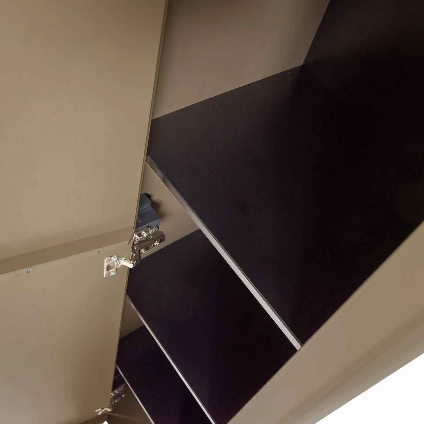 gunnar-smalle-hoge-kast-grenen-pRvwSpnQ-5.webp Hot WOOOD Gunnar Smalle Hoge Kast Grenen Mud