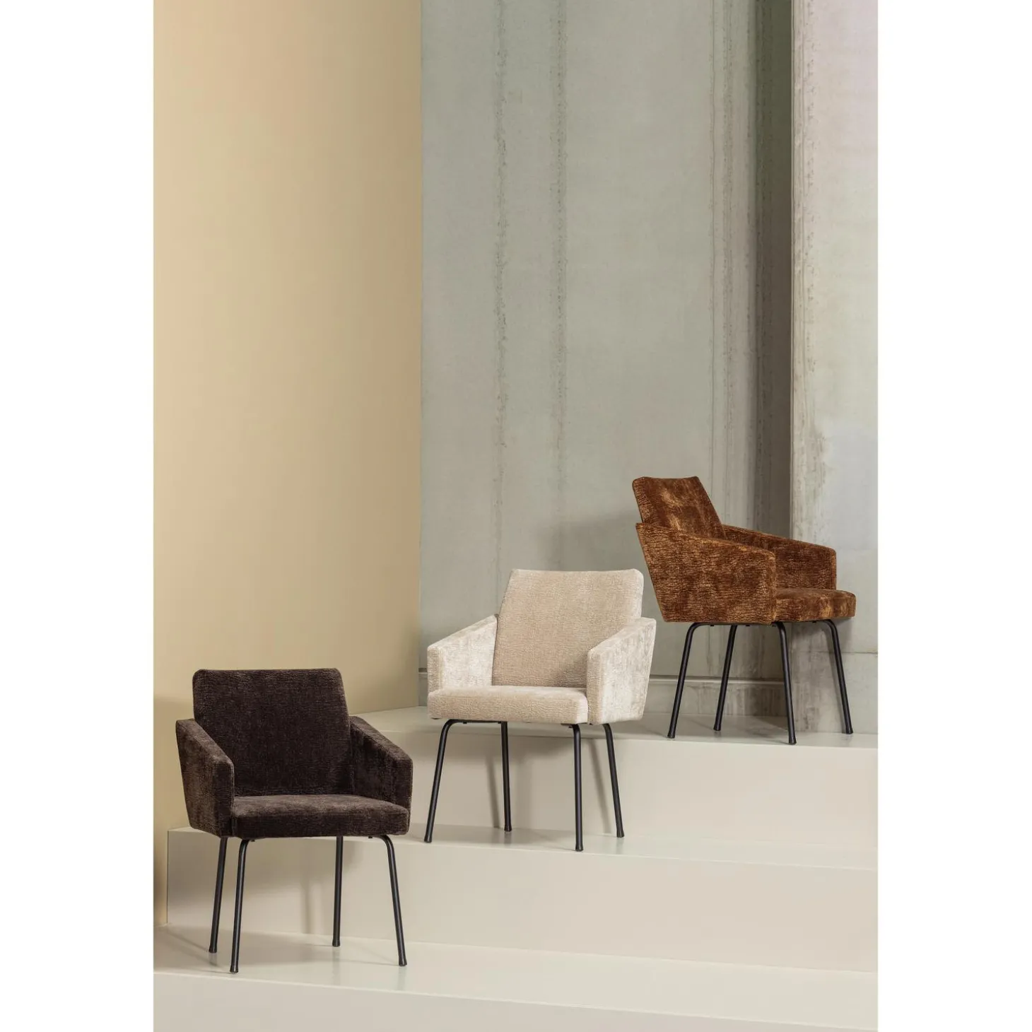 mount-eetkamerstoel-met-armleu-ifxOzwSH-2.webp Outlet WOOOD Mount Eetkamerstoel Met Armleuning 3D Chenille Donkerbruin