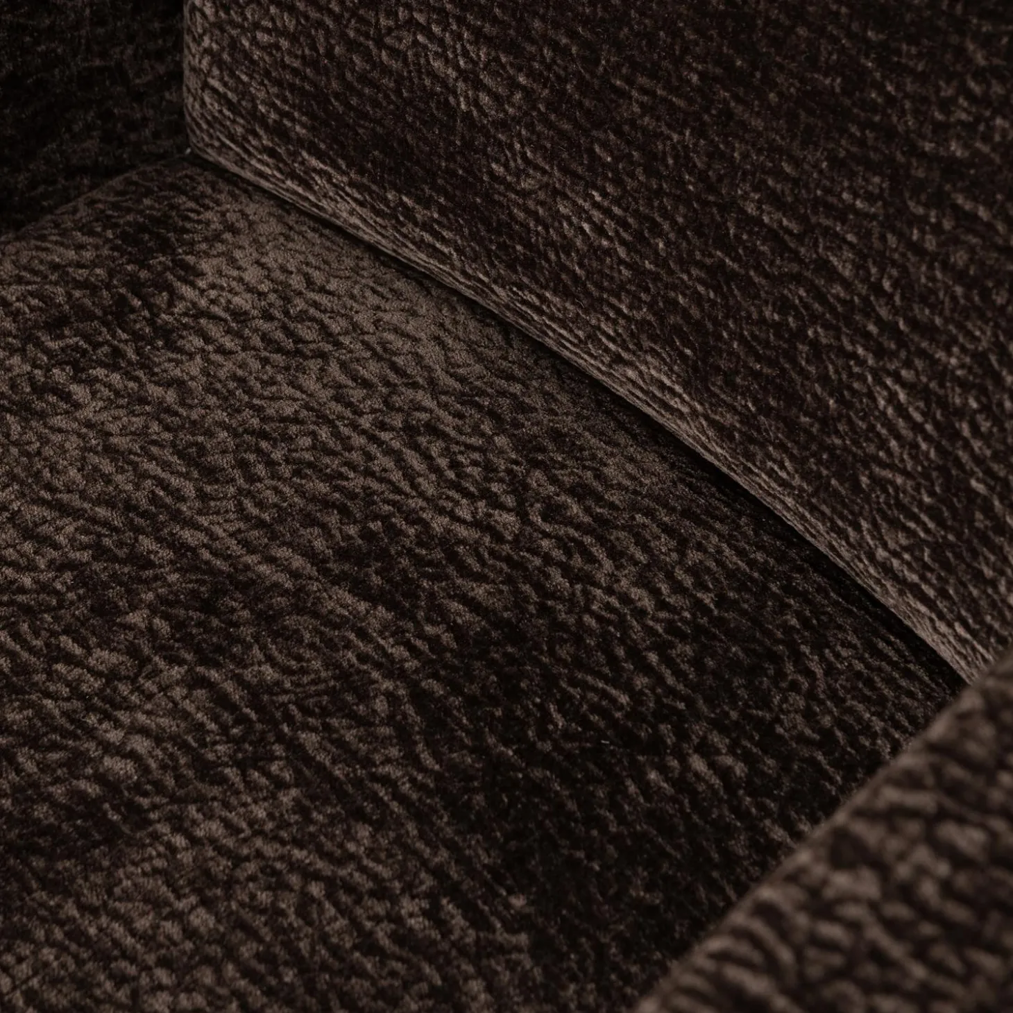 mount-eetkamerstoel-met-armleu-ifxOzwSH-7.webp Outlet WOOOD Mount Eetkamerstoel Met Armleuning 3D Chenille Donkerbruin