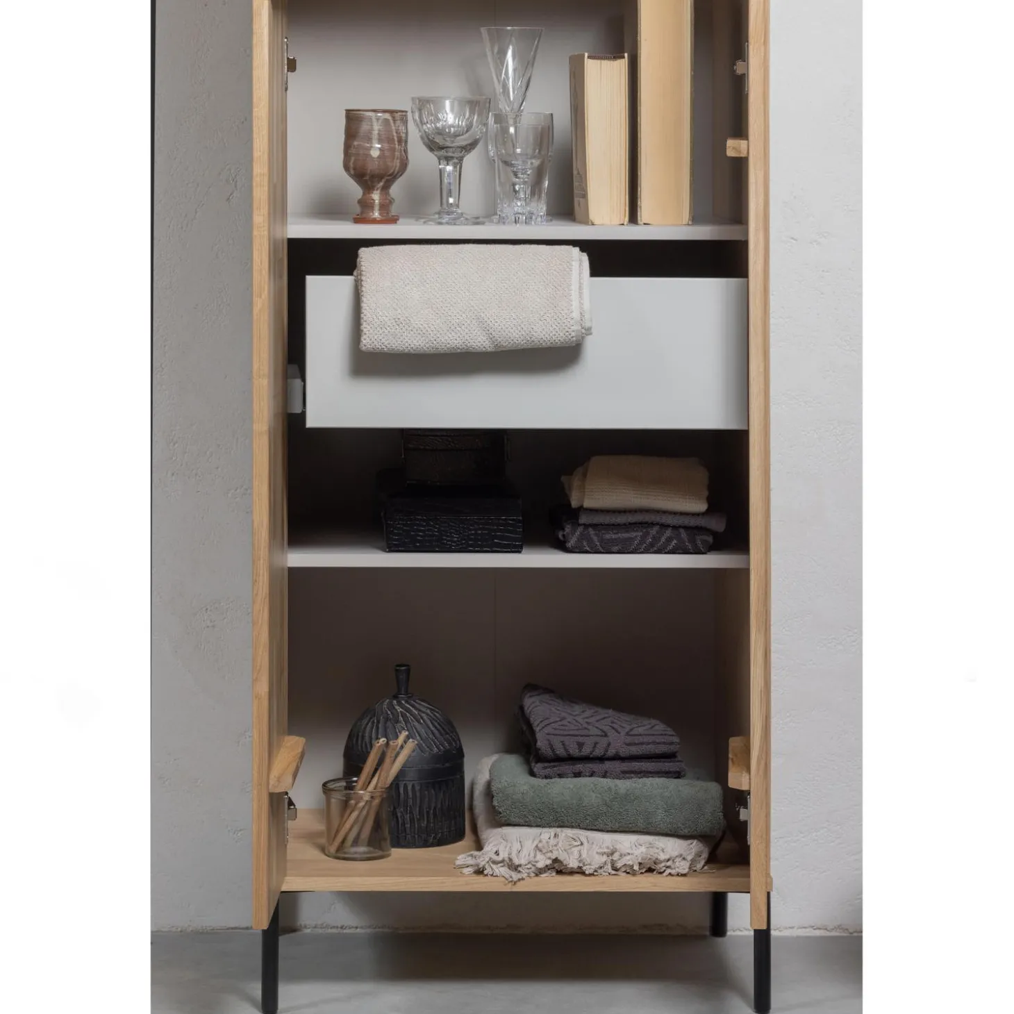 new-gravure-hoge-kast-met-lade-rBJYwhBk-7.webp Outlet WOOOD New Gravure Hoge Kast Met Lade Eiken Blanke Lak Naturel