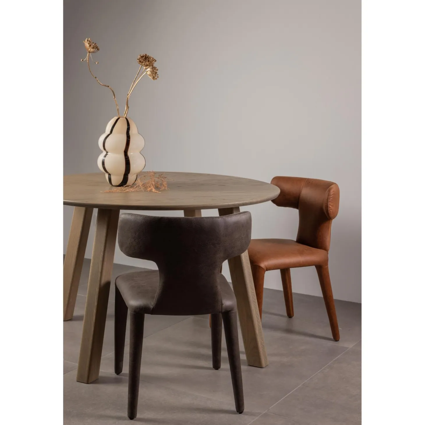 noble-eetkamerstoel-leerlook-z-EisQjmAe-3.webp Outlet WOOOD Noble Eetkamerstoel Leerlook Zwart/grijs