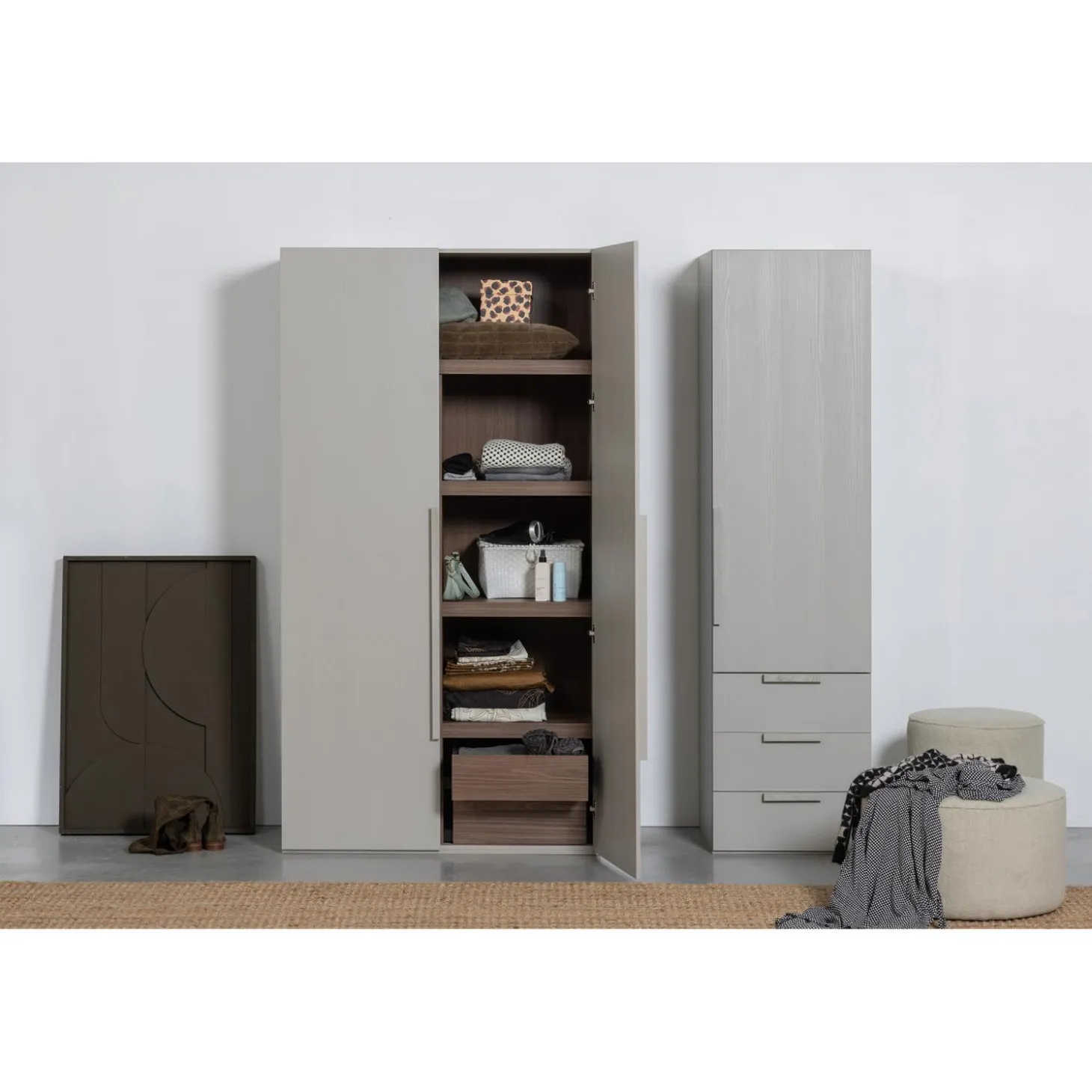 rens-2-deurs-hanglegkast-greep-okIMPBHT-2.webp Online WOOOD Rens 2-deurs Hang/legkast Greep Lang Noten/pebble Grey