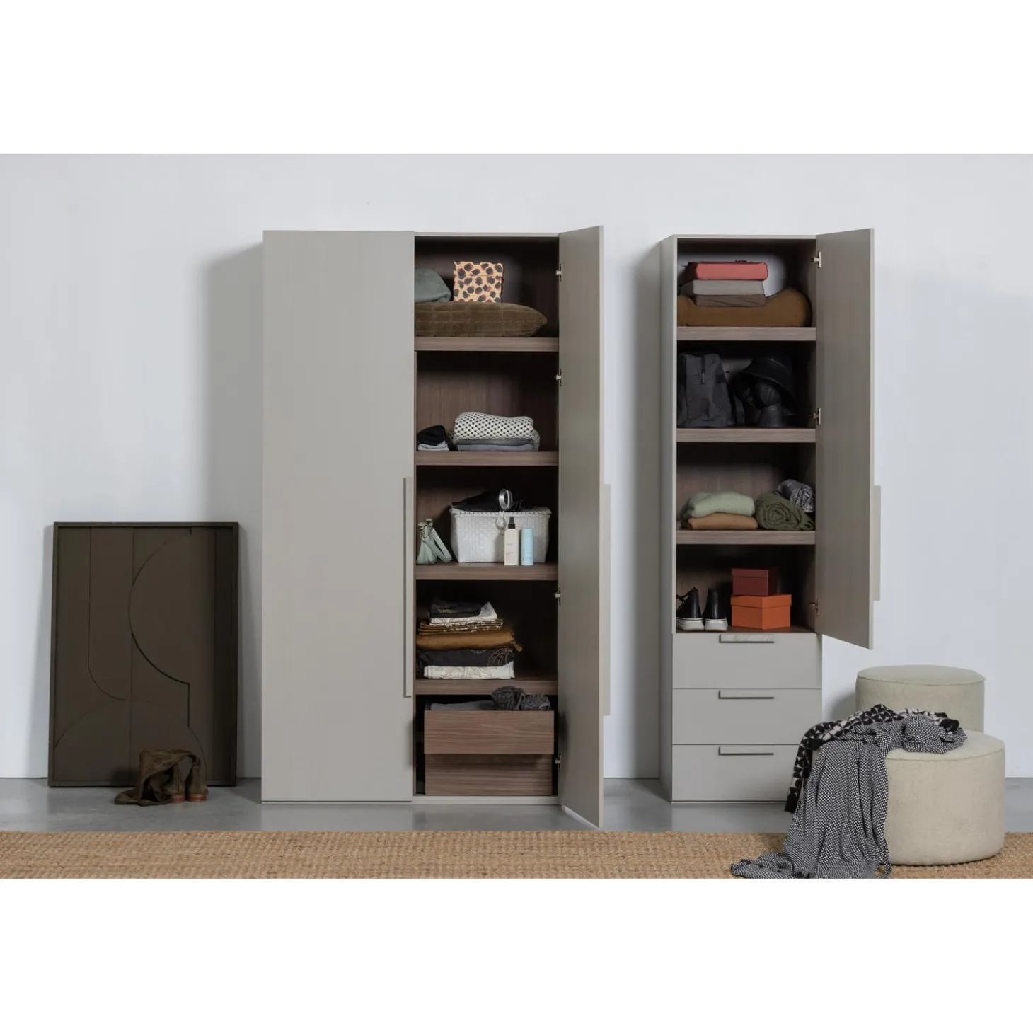 rens-2-deurs-hanglegkast-greep-okIMPBHT-3.webp Online WOOOD Rens 2-deurs Hang/legkast Greep Lang Noten/pebble Grey