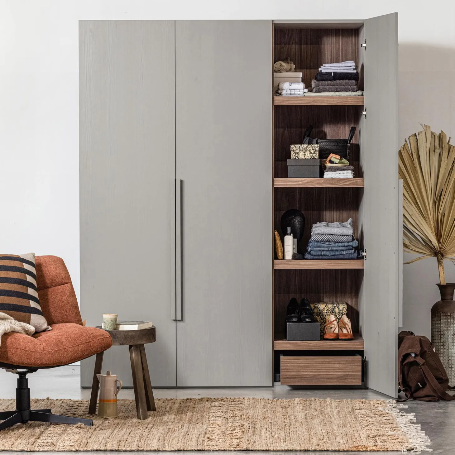 rens-3-deurs-hanglegkast-greep-htdeWzBa-2.webp Online WOOOD Rens 3-deurs Hang/legkast Greep Lang Noten/pebble Grey