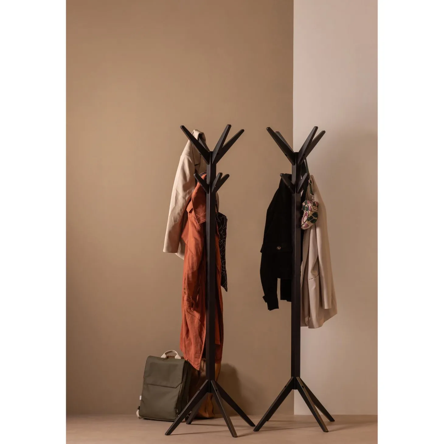 studio-staande-kapstok-zwart-FrirHtrx-2.webp Online WOOOD Studio Staande Kapstok Zwart