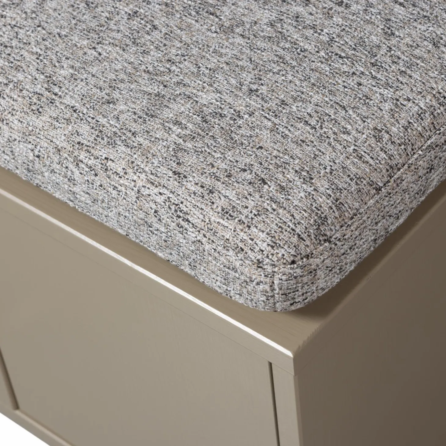 turner-opbergbank-grenen-mud-m-XixpkcZu-5.webp Outlet WOOOD Turner Opbergbank Grenen Mud Met Zitkussen Khaki