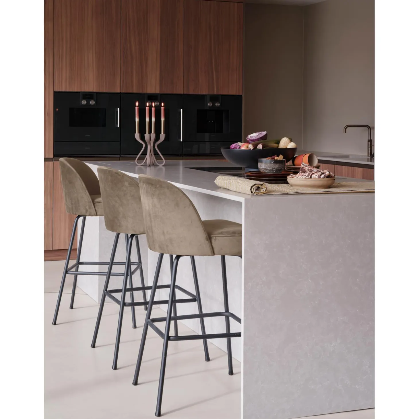 vogue-barstoel-80-cm-velvet-kh-EGfVVuIY-1.webp Hot WOOOD Vogue Barstoel 80 Cm Velvet Khaki