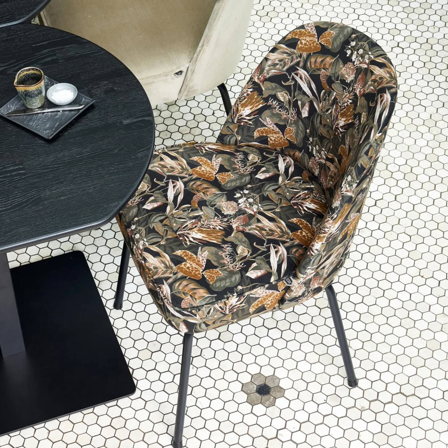 vogue-eetkamerstoel-velvet-bou-xQwmELkq-2.webp Online WOOOD Vogue Eetkamerstoel Velvet Bouquet Zwart